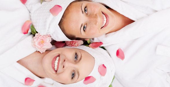Twee klanten genieten samen van een duo-behandeling