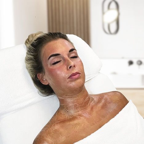 De PRX-T33 peeling wordt aangebracht op gezicht en decollete
