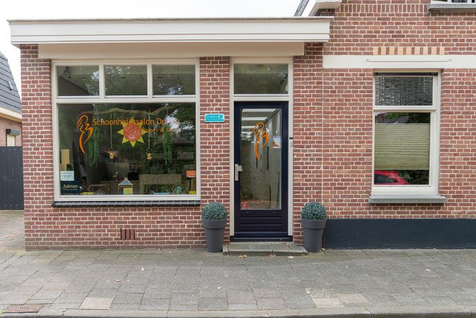 De gevel van Schoonheidssalon Dorien-Rijen aan de Pastoor Gillisstraat